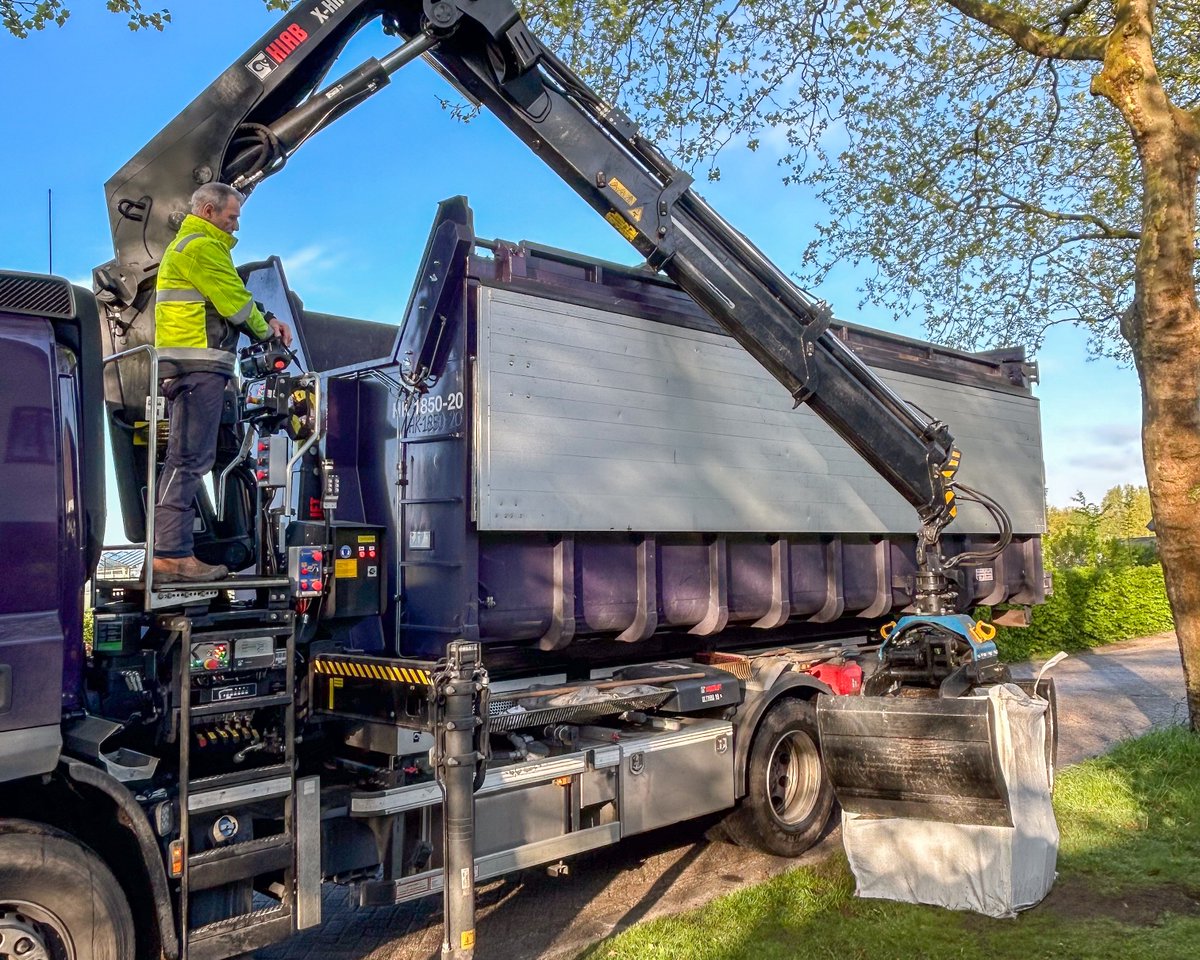 🌳 Je tuin vergroenen? Laat je tegels gratis ophalen door de tegeltaxi! Een groene tuin is goed voor de bijen, de afvoer van regenwater én in de zomer blijft het er een stuk koeler. Overbodige tegels laat je gratis ophalen door onze tegeltaxi ➡️ bit.ly/42muEJc