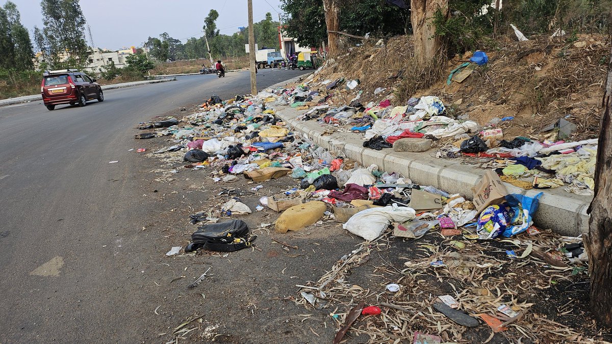 GurucharanPadki's tweet photo. @swaccha_bbmp @BBMPofficial @WFRising @INCKarnataka 

Sir/ Madam, please clear the piling garbage in and around Kumbena Agrahara...it has become a breeding ground of insects and reptiles...can't even walk here. #BBMP #garbagemenance https://t.co/ZT5qlWe7lz