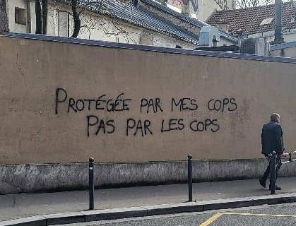 "My girls protect me, not the cops."
Seen in Paris, France