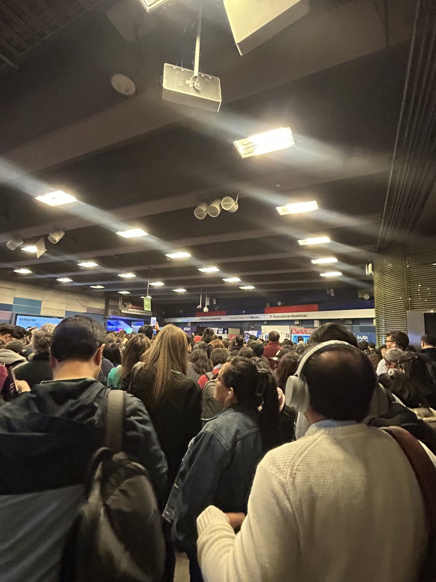 Geraldine275's tweet photo. Un día más donde el metro vuelve a fallar, que pasó con el mejor servicio público que tenía este país?… convertido en un chiquero lleno de vendedores ambulantes y problemas en su recorrido diario, hasta cuando tenemos que aguantar estas cosas quieren otro 18/10 @metrodesantiago https://t.co/DWJgJCQhIo