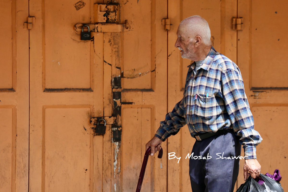 إضراب عام في الخليل اليوم بعد تضامنًا مع غزة

A Palestinian stands near a wall labeled "Stop the Genocide," demanding an end to the war on Gaza, during a local and international general strike in solidarity with Gaza and demanding an end to the ongoing war.