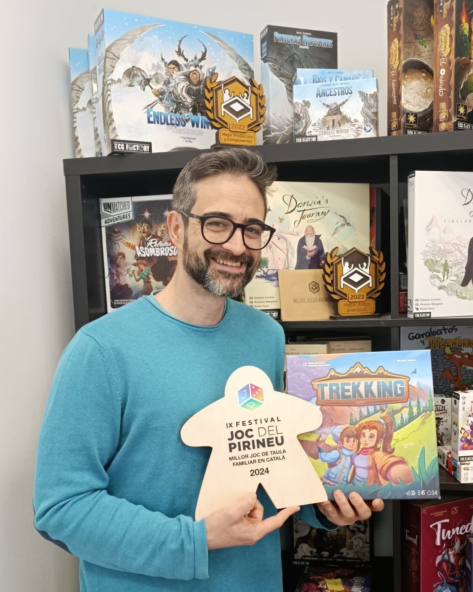 TCG Factory (@tcgfactory) on Twitter photo ¡Ya tenemos aquí el Premio Catalunya a Mejor juego familiar en catalán!🥳
🤩 Gracias <a href="/FestivalJoc/">FestivalJocPirineu</a> de parte de todo el equipo (aunque en la foto solo esté Gonzalo) por este premiazo a Trekking. Y por supuesto, a los padres de este juegazo <a href="/FerranRenalias/">Ferran R Z</a> y <a href="/Guillem17Coll/">Guillem Coll</a> 💕 ¡Ya tenemos aquí el Premio Catalunya a Mejor juego familiar en catalán!🥳
🤩 Gracias <a href="/FestivalJoc/">FestivalJocPirineu</a> de parte de todo el equipo (aunque en la foto solo esté Gonzalo) por este premiazo a Trekking. Y por supuesto, a los padres de este juegazo <a href="/FerranRenalias/">Ferran R Z</a> y <a href="/Guillem17Coll/">Guillem Coll</a> 💕