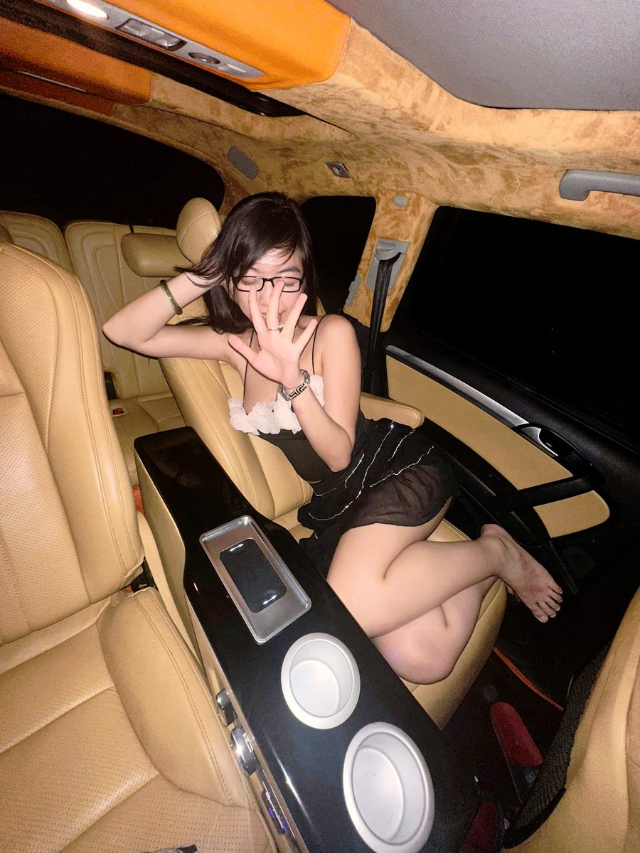 Hic, anh ấy nắm tóc tôi bù xù, quá đáng ghét... Kết thúc hiệp 1 trên xe, giờ về khách sạn solo tiếp hiệp 2,3,4,5...
Lễ dui dẻ, dui dẻ 😘