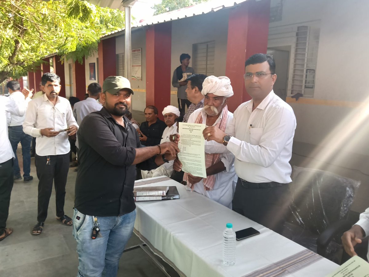 DeodarTdo's tweet photo. આજે દીઓદર તાલુકાના કોટડા (દિ) ગામે પ્લોટ વિહોણા 70 લાભાર્થીને સનદ કબજા આપવામાં આવ્યા માન ધારાસભ્યશ્રી કેશાજી ચૌહાણ, TDO શ્રી શામલભાઈ પટેલ,TCM,સરપંચશ્રી તથા ગામના મોટી સંખ્યામાં લોકો હાજર રહ્યા 
@CMOGuj 
@CollectorBK 
@DdoBanaskantha https://t.co/BfWhEggGtK