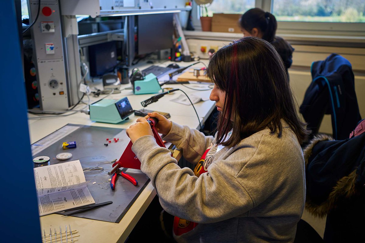 Beim diesjährigen #GirlsDay 💪 am Fraunhofer FHR  hatte 21 Mädchen Einblicke in unsere Arbeit, sie konnten selbst löten, lasern und eine elektronische Schaltung 🚀🔧bauen. Highlight war der Besuch der #Weltraumbeobachtungsradare #TIRA 📡 und #GESTRA. #Fraunhofer #WomenInScience