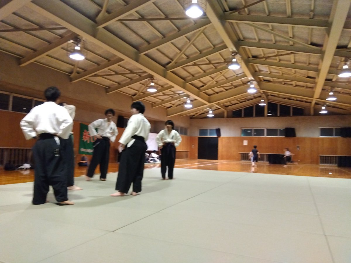 BspCJg9M7vOmfBk's tweet image. 本日から清水道場も今年度の稽古を開始しました。大学生は新入生勧誘の準備をしています。
いろいろな大学が新入生勧誘を頑張っています。「いいね」をして微力ながら応援していきたいと思います。
#躰道 #清水区 #静岡市
#見学体験可