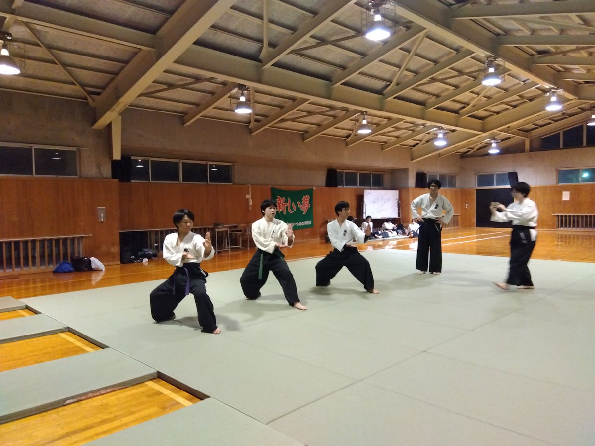 BspCJg9M7vOmfBk's tweet image. 本日から清水道場も今年度の稽古を開始しました。大学生は新入生勧誘の準備をしています。
いろいろな大学が新入生勧誘を頑張っています。「いいね」をして微力ながら応援していきたいと思います。
#躰道 #清水区 #静岡市
#見学体験可