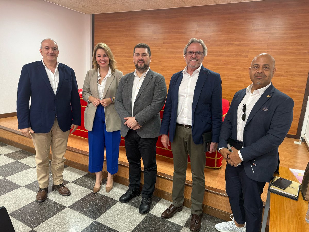 Celebramos en Arona la reunión de la Comisión de Comercio de CEOE Tenerife, en la que se abordaron temas clave para el futuro del sector: seguridad ciudadana, venta ambulante ilegal, impacto del comercio online, necesidad de simplificación normativa y estrategias de modernización