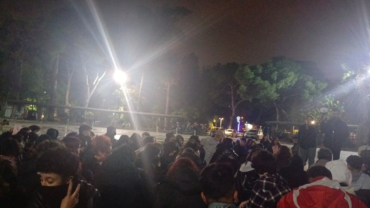 📍İzmir

İzmir'de tekelci sermayenin politik iktidarı tarafından tutuklanan sıra arkadaşlarımız için düzenlediğimiz yürüyüşün ardından üniversite öğrencileri olarak forum topladık.

SÖZ, YETKİ, KARAR ÜNİVERSİTE BİLEŞENLERİNE!

YAŞASIN DEMOKRATİK-ÖZERK AKADEMİ MÜCADELEMİZ!