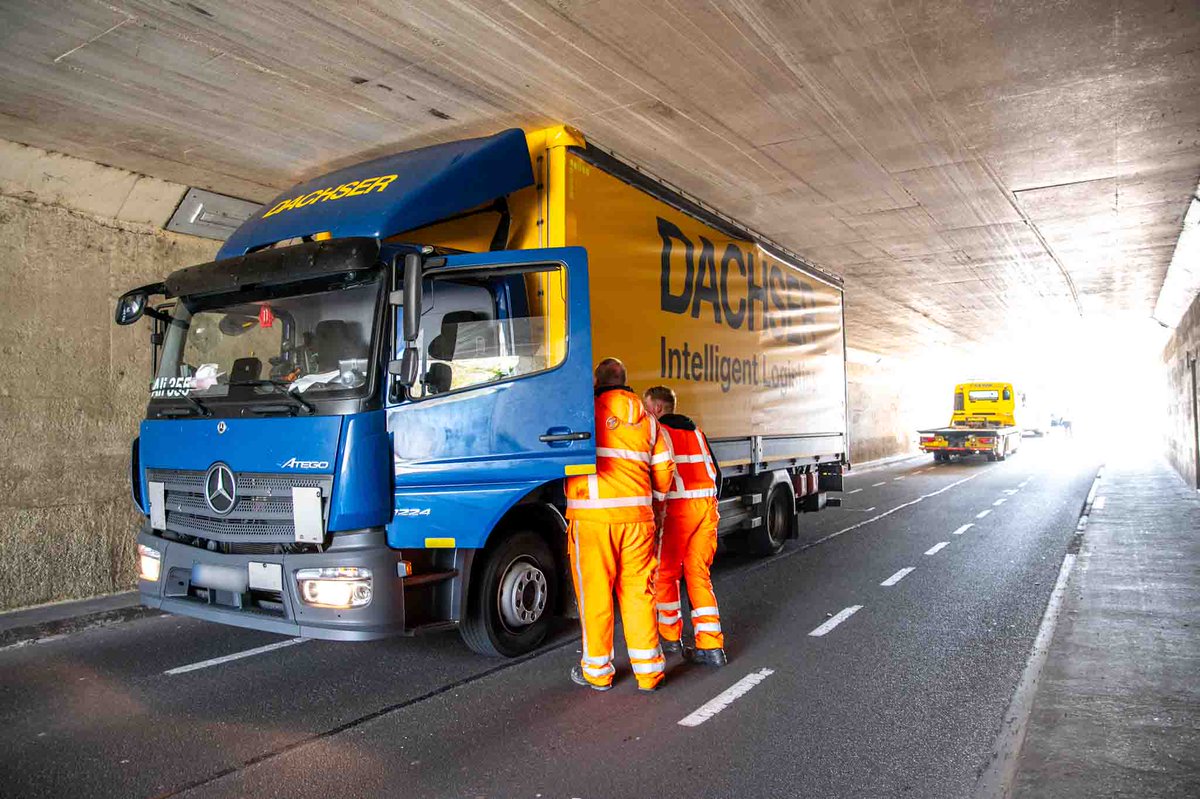 Vrachtwagen klem onder viaduct