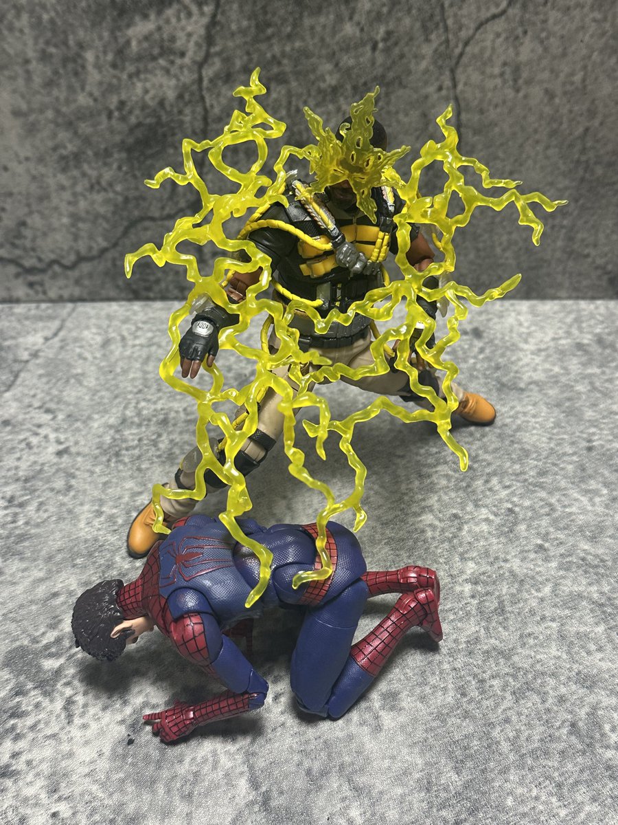 【マーベルレジェンド エレクトロ】

まさかエレクトロまで出してくれるなんて夢みたいです。欲を言えば、ジェイミー・フォックスの完全な素顔ヘッドも欲しかったけど、コミックの星型マスクを電気でデザインした姿めちゃくちゃ好きです。電気のエフェクトパーツが付属しているのも嬉しいポイント。