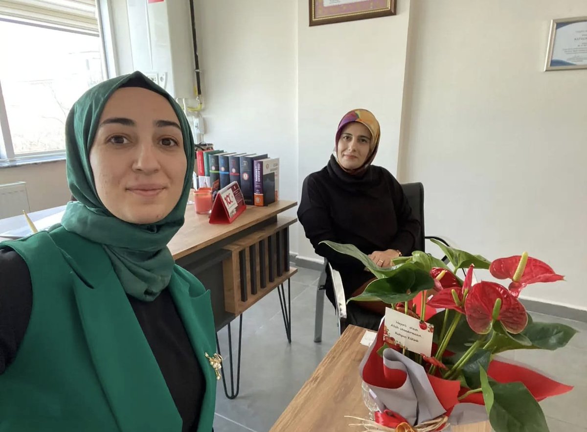 "5 Nisan Avukatlar Günü dolayısıyla
Erzincan İl Kadın Kolları Başkanımız Sn.Av.Rahşan Külünk ve Yönetim Kurulu Üyelerimizle birlikte, Erzincan'da görev yapan kıymetli
 avukatlarımızı ziyaret ederek bu özel günlerini kutladık.
<a href="/RTErdogan/">Recep Tayyip Erdoğan</a>
<a href="/AKKADINGM/">AK Parti Kadın Kolları</a> 
<a href="/tugbaisikercan/">Tuğba IŞIK ERCAN</a>
<a href="/selverakkoyun/">Av.Selver Akkoyun Korkmaz</a>