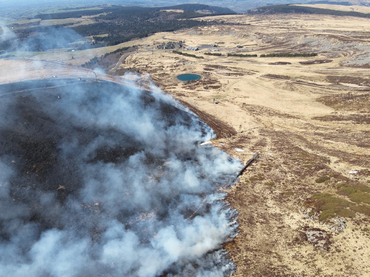 #Incendie | Point de situation à 19h30

➡️Mobilisation d'importants moyens du <a href="/SDIS_63/">SDIS 63 Officiel</a>, soutenus par des renforts du SDIS42 et SDIS43
➡️Moyens de reconnaissance aérienne engagés sur zone

⚠️À ce stade, le feu a parcouru près de 100 hectares de végétation et n’est pas circonscrit.