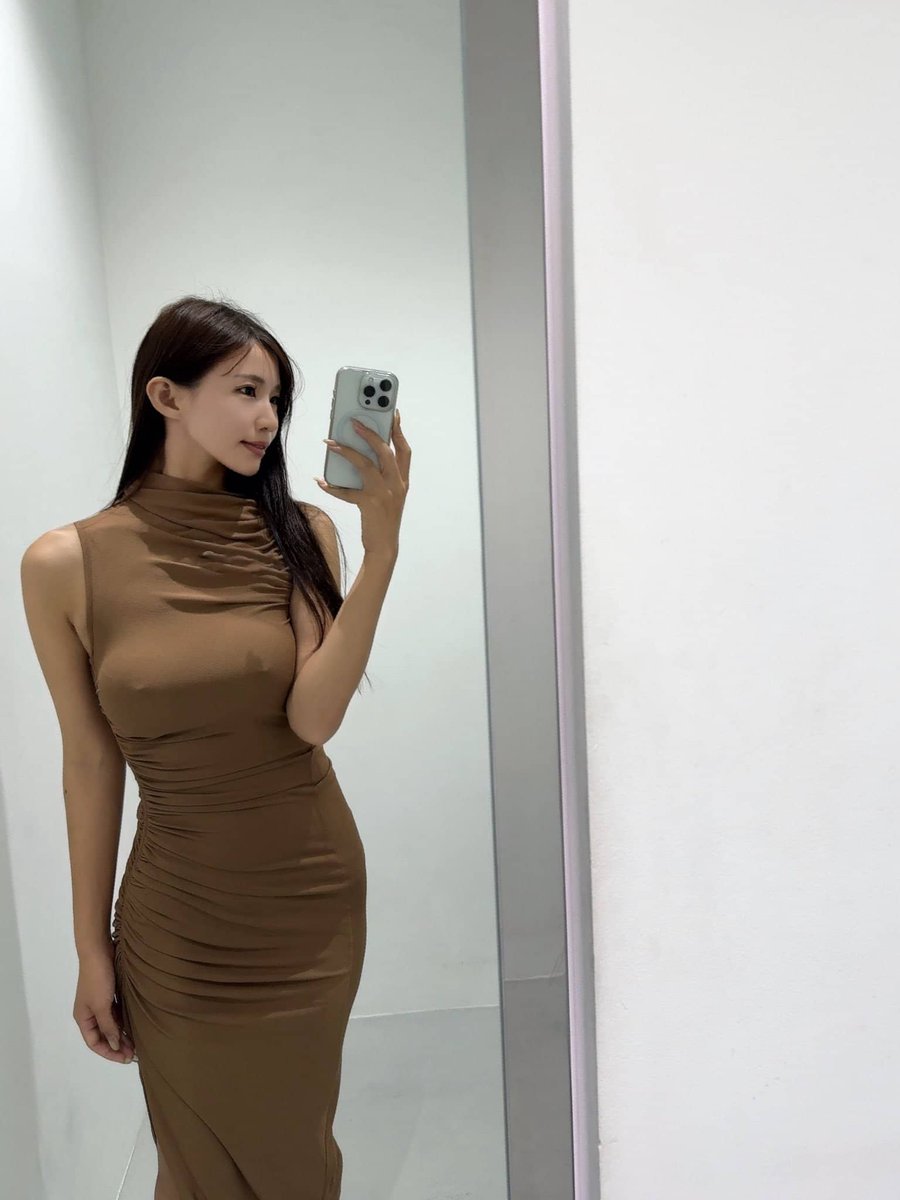 Buskeren håbede, at de forbipasserende ville smide penge, men de kastede i stedet tomater, så han byttede sin hat ud med en juicer.