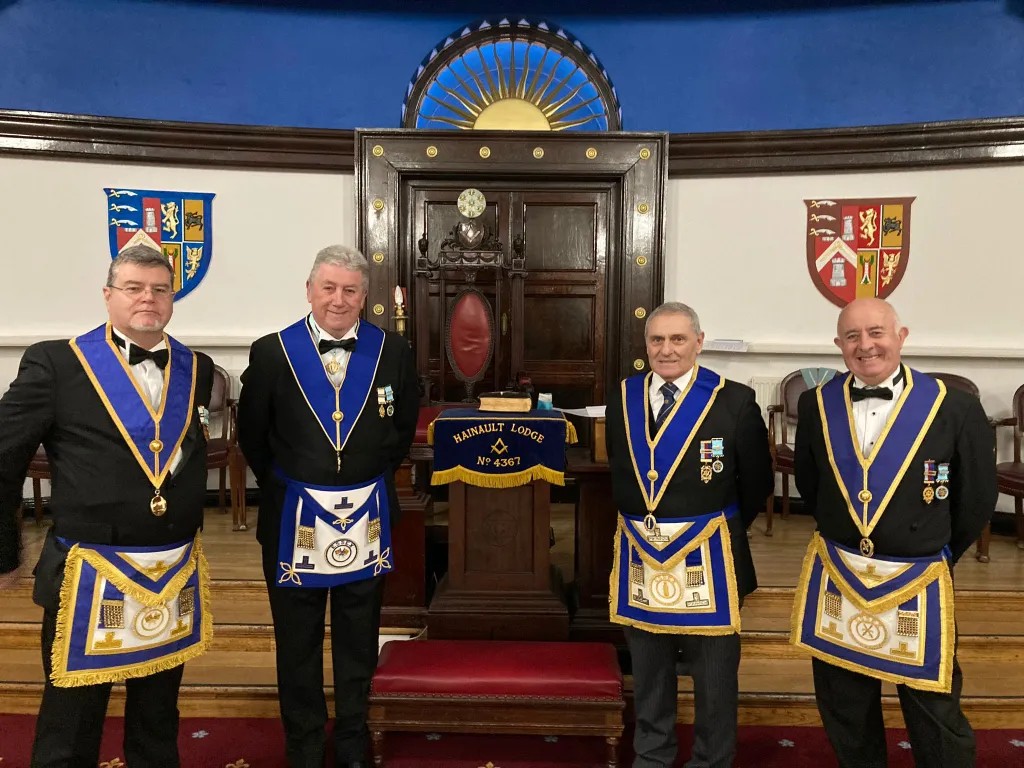 Phbhimself's tweet image. Kuna mambo ambayo mtu huyaona mbele ya macho yake kila siku, lakini bado moyoni huwa hajayakubali.

Kuna maswali ambayo kila roho ya binadamu huwa nayo, ila jamii imetufundisha kuwa tuyaogope, yaseme kwa sauti ya chini, ama kabisa usiyaseme.

Lakini leo, rafiki yangu, tuyamulike…