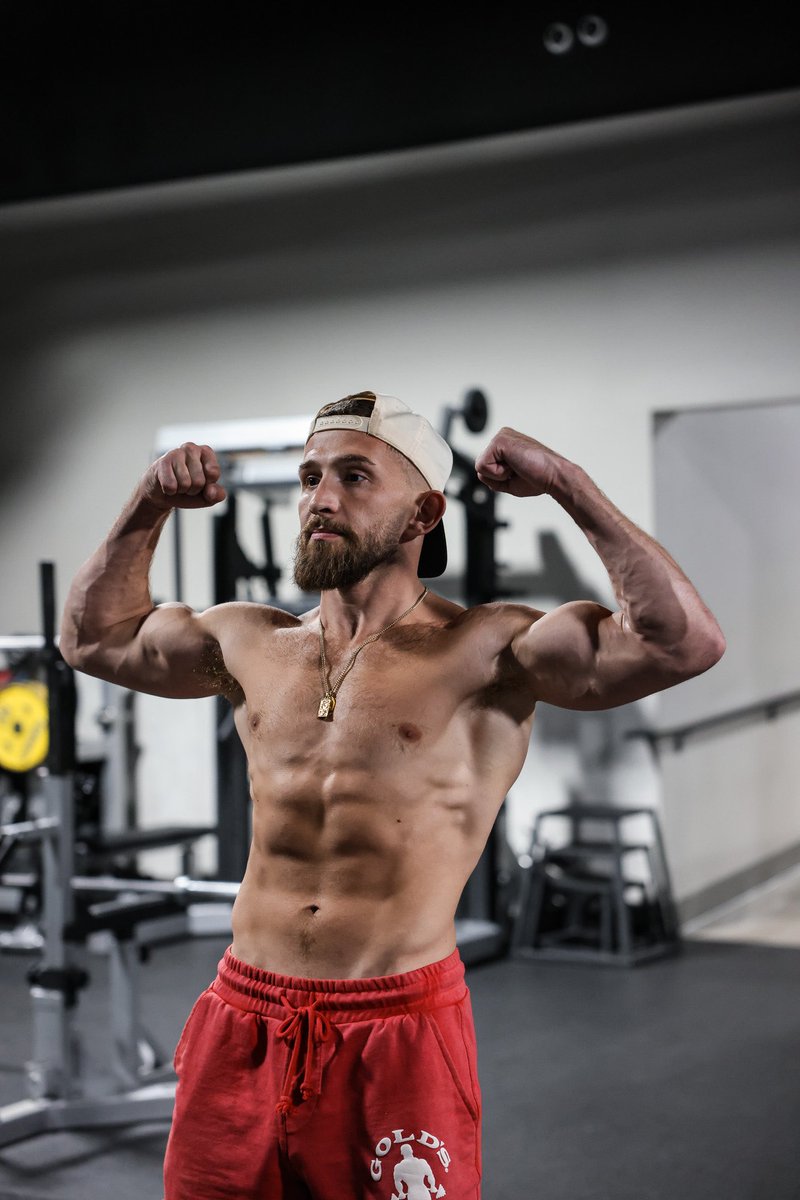 VanceE's tweet photo. Have yet to argue with a Methylene Blue denier who is in better shape than me.

Coincidence of course.

Paul is the best looking one yet and he still looks like an elite lesbian in CrossFit.

Nutri has the 45 y/o soccer dad build.

Every vitamin A hater besides Thor has a pencil neck.

The other 95% are anon.

Maybe… just maybe…

The blue stuff works.

Go figure.