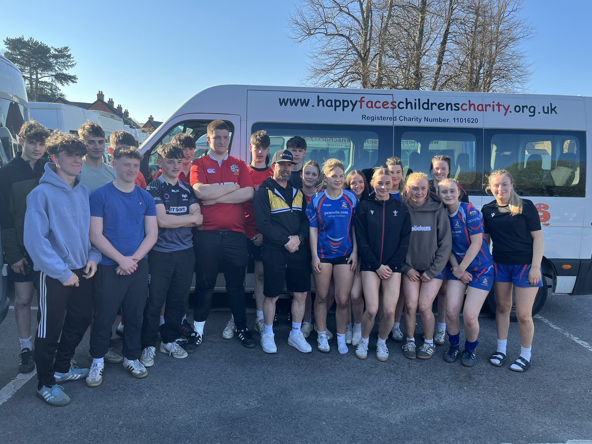 RYGBI'R BERWYN (@rygbiberwyn) on Twitter photo Diwrnod Arbenig iawn gyda criw Arbenig o ddisgyblion yn 7s Cenedlaethol <a href="/chwaraeonyrurdd/">Chwaraeon yr Urdd</a>
Tim y bechgyn yn cyraedd 16 Olaf y plat ar Merched yn colli o drwch blewyn yn Semi Final y cwpan.
<a href="/BMeirionnydd/">Gwylliaid Meirionnydd</a> <a href="/RygbiBala/">Clwb Rygbi Y Bala RFC</a> <a href="/Godrer_Berwyn/">Ysgol Godre’r Berwyn</a>
Diolch <a href="/ShaneWilliams11/">Shane Williams</a> am y 📸🏴😀codi ❤️ pawb Diwrnod Arbenig iawn gyda criw Arbenig o ddisgyblion yn 7s Cenedlaethol <a href="/chwaraeonyrurdd/">Chwaraeon yr Urdd</a>
Tim y bechgyn yn cyraedd 16 Olaf y plat ar Merched yn colli o drwch blewyn yn Semi Final y cwpan.
<a href="/BMeirionnydd/">Gwylliaid Meirionnydd</a> <a href="/RygbiBala/">Clwb Rygbi Y Bala RFC</a> <a href="/Godrer_Berwyn/">Ysgol Godre’r Berwyn</a>
Diolch <a href="/ShaneWilliams11/">Shane Williams</a> am y 📸🏴😀codi ❤️ pawb