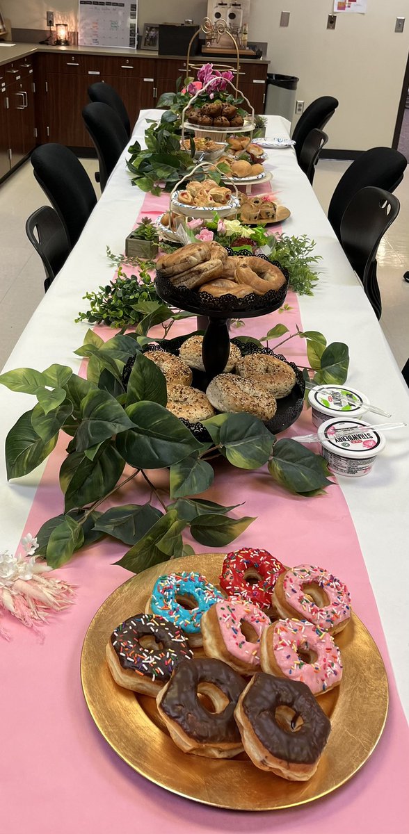 CP_MrsHobbs's tweet photo. RLA celebrating our amazing librarian, Jill Walker 🩷📚. Happy National School Librarian Day! @CPJH_ELA https://t.co/7g9kYPyObs