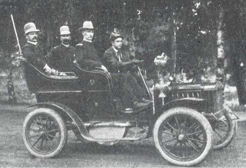 SLMPD's tweet photo. Throwback Thursday: This week’s 1904 image shows one of our first motorized traffic patrol units. https://t.co/Gv03OGRdl2