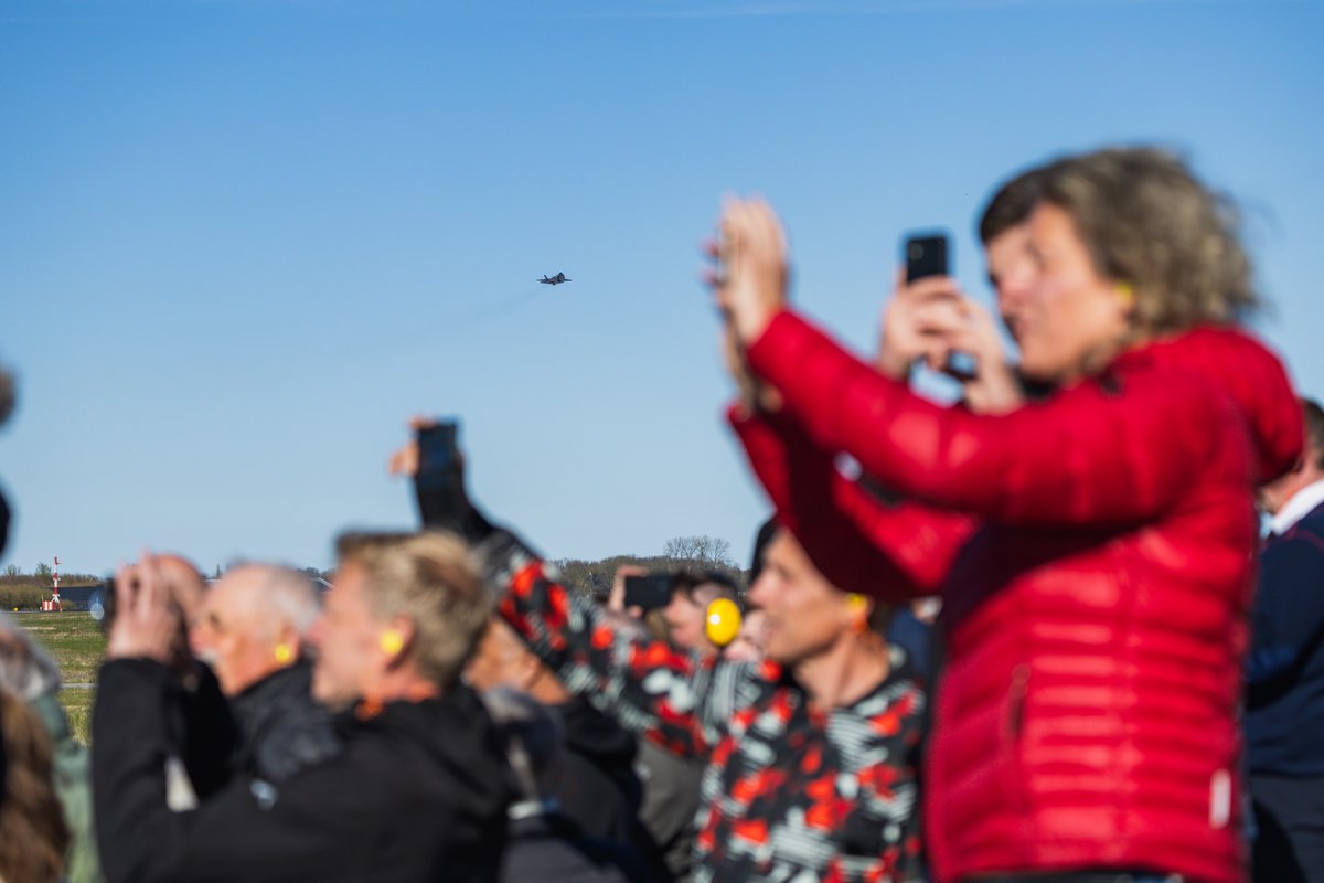 Kijkje achter de schermen bij #RamsteinFlag2025! 👀Vandaag openden we de deuren voor onze buren op #VlbLeeuwarden. Hoofd Operaties/F-35 vlieger luitenant-kolonel Jos gaf een briefing over het belang van de oefening en hoe we werken aan een veilige toekomst 🌐✈️#WeAreNATO