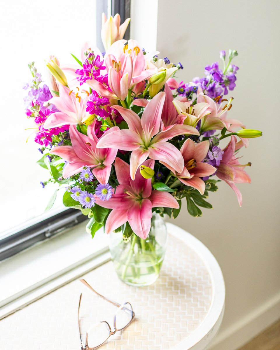 FlowersSend's tweet image. No anniversary is complete without flowers! Celebrate another year of love, laughter, and memories with blooms as special as your story ✨

#Anniversary #Love #SendFlowers