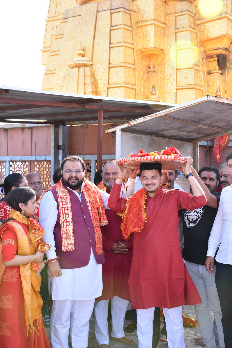 Tejas_solanki_'s tweet photo. શક્તિપીઠ અંબાજી ખાતે મોટા ભાઈ અને વડોદરા ના લોકપ્રિય સાંસદ @drhemangjoshimp અને મિત્રો સાથે જગતજનની માઁ અંબાના દર્શનનું સૌભાગ્ય પ્રાપ્ત થયું. માતાજીના ચરણોમાં શીશ ઝુકાવી, સર્વાંગીણ પ્રગતિ અને સર્વે સુખાકારી અર્થે પ્રાર્થના કરી. https://t.co/Oz4B8LPzwk