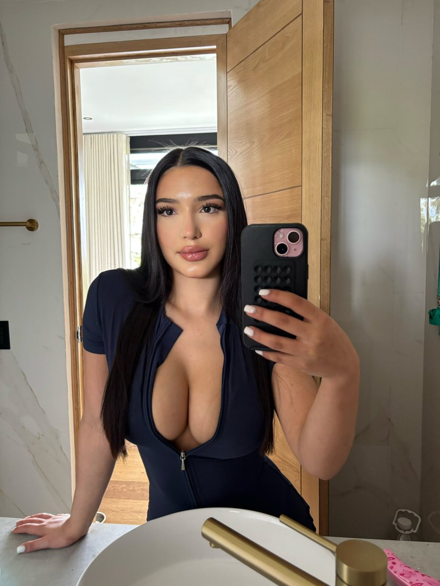 camiihenaoo's tweet photo. do we like the blue? https://t.co/oJO9mKkMn7