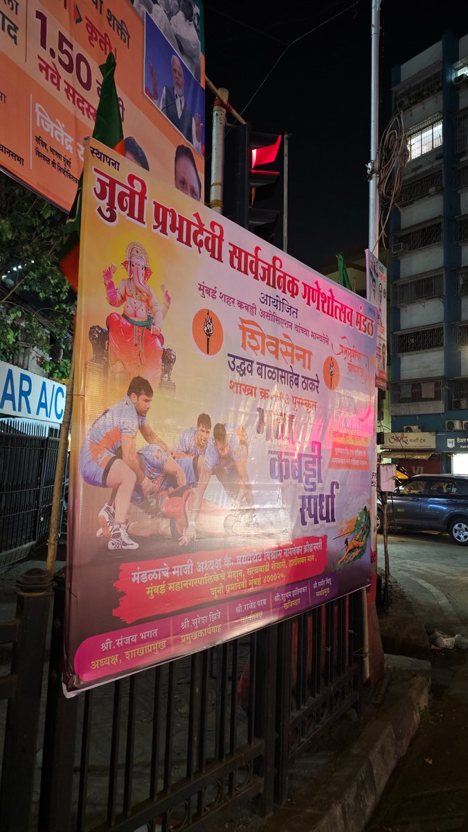 ChetanDewkar's tweet photo. Is blocking the traffic signal like this acceptable? #Location is #prabhadevi marathe udyog bhavan signal https://t.co/qxZgMtITNY