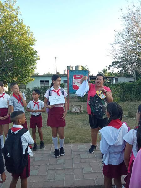 El  centro Nacional de Educación Sexual, el ministerio de Educación , entrega premio a la estudiante de 6to grado Yessica  Santos Núñez del centro Carmen Hernández por particular en el concurso de dibujo "Crecer con amor" #CubaMined #EducaciónVillaClara #SaludEscolar