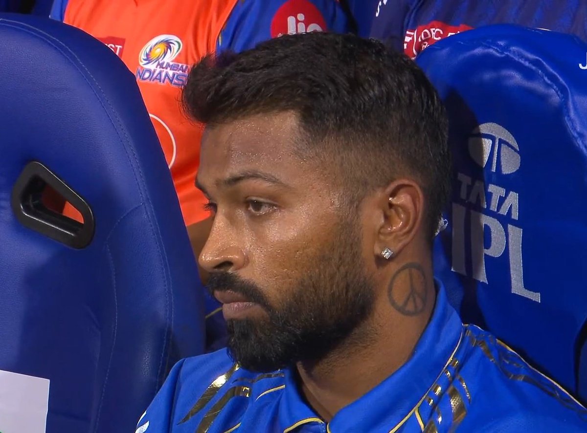 Virat Kohli be like:-

 Hardik bhai thodi der ke liye wahan goti muh mein tha...

#RCBvsMI #ViratKohli𓃵