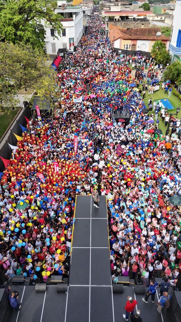 JoseSalPSUV's tweet photo. "ESTA REVOLUCIÓN NO DEPENDE DE UN HOMBRE. ESTA REVOLUCIÓN YA LE PERTENECE AL PUEBLO, Y ESO NO LO PARA NADIE" #HChF
#PuebloEnLaCalle ¡Levantando Banderas de Unidad! 
En #Portuguesa el Candidato a la Gobernación es #PrimitivoCedeño.
#CHCh

@ffm_oficialvzla
@ErikaPSUV 
@luchaalmada https://t.co/7clOHUdUi8
