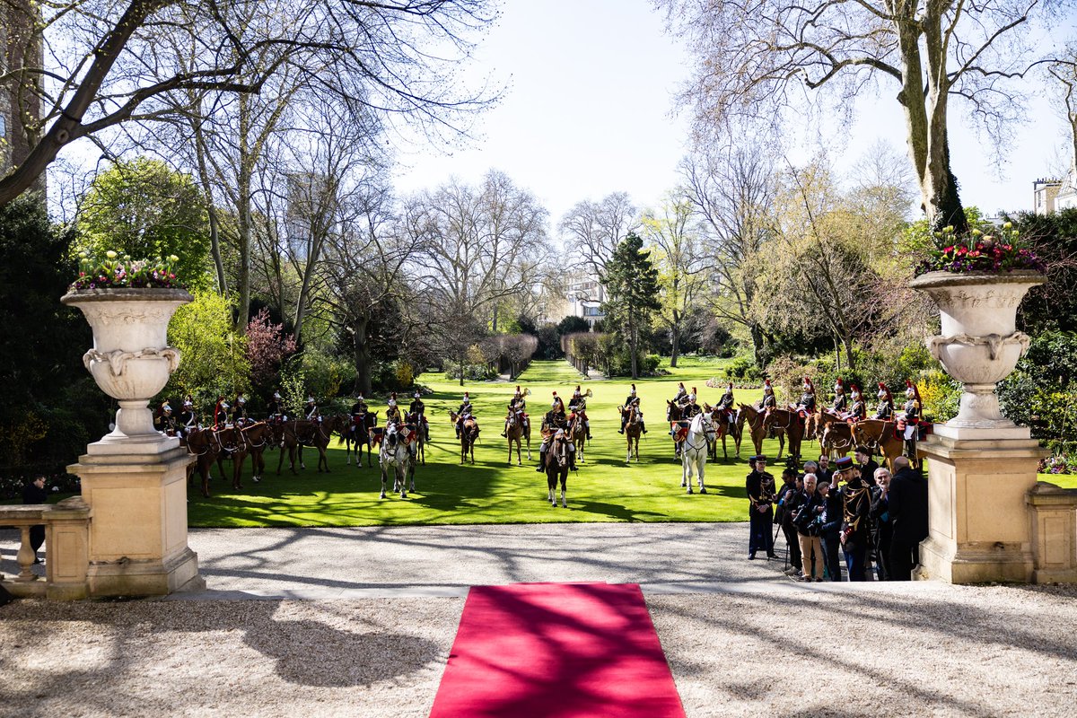 Matignon's tweet image. Entretien entre le Premier ministre François Bayrou et Sa Majesté Frederik X, Roi de Danemark.