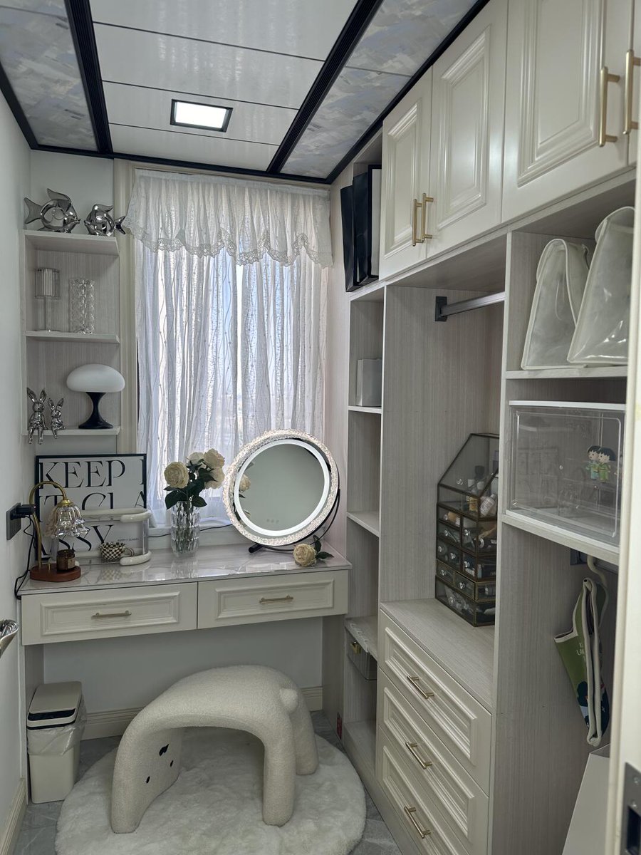 ZCL_zwsa's tweet image. 🌼 Makeup is the palette of your mood, so put on something different every day.