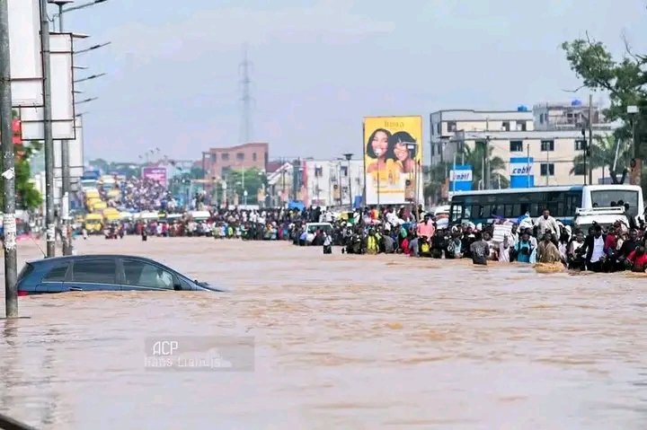 #INONDATIONS À #Kinshasa 
"Les autorités doivent admettre leur incompétence, tant face au changement climatique qu'à l'absence d'une politique d'urbanisation adéquate qui laisse les plus vulnérables exposés sans assistance aux inondations."
✍️<a href="/moise_katumbi/">Moise Katumbi</a>
