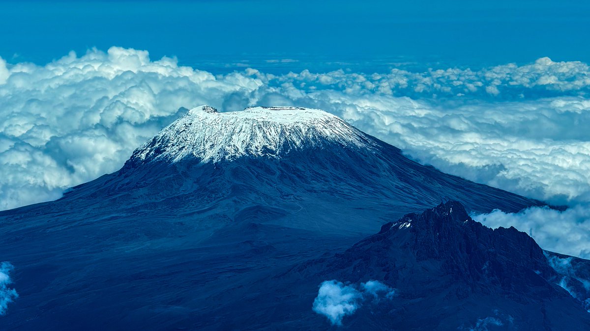 Kibo and Mawenzi peaks
📍  Mt. Kilimanjaro 🇹🇿