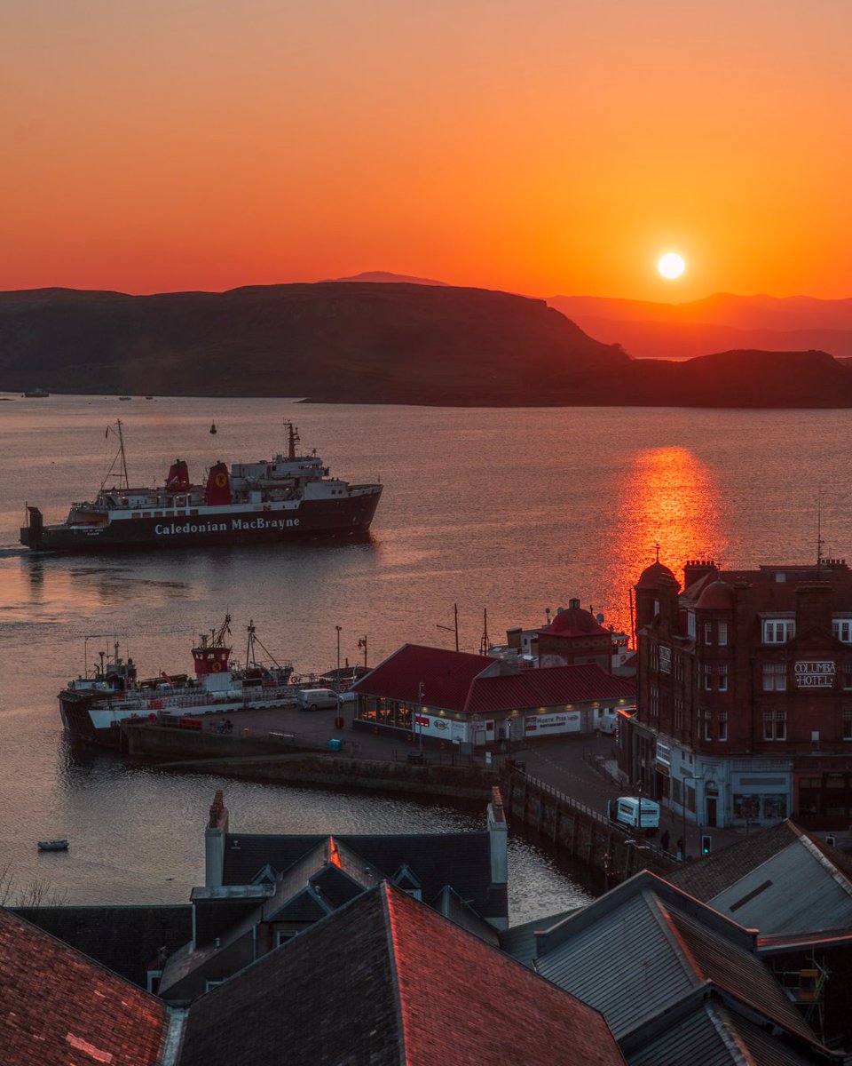 A stunning #Scottish sunset - ye cannae beat it! 🤩👌

📍Oban, @WildAboutArgyll 📷 <a href="/VisitScotland/">VisitScotland</a>