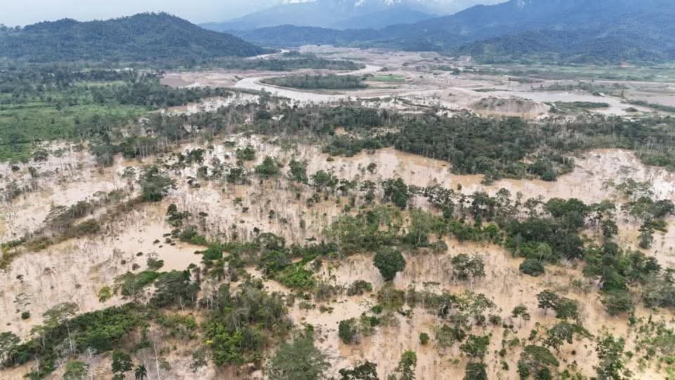 Imagen compartida en wp, así se encuentra el sector Las Brisas, Guayzimi  en Nangaritza, este es el espectáculo que deja la minería ilegal, no todo es culpa de la naturaleza señores, no hay palabras, complicidad y corrupción a todo nivel desde hace años.  No tienen perdón.