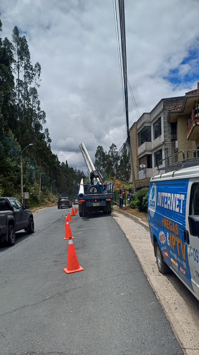 centrosurec's tweet photo. ⚡️ Avanzan los trabajos de reposición del poste afectado en Sayausí.
Nuestro objetivo: restablecer el servicio eléctrico en los sectores afectados lo antes posible.

#Sayausí #ServicioEléctrico https://t.co/qrVLvNKZBT