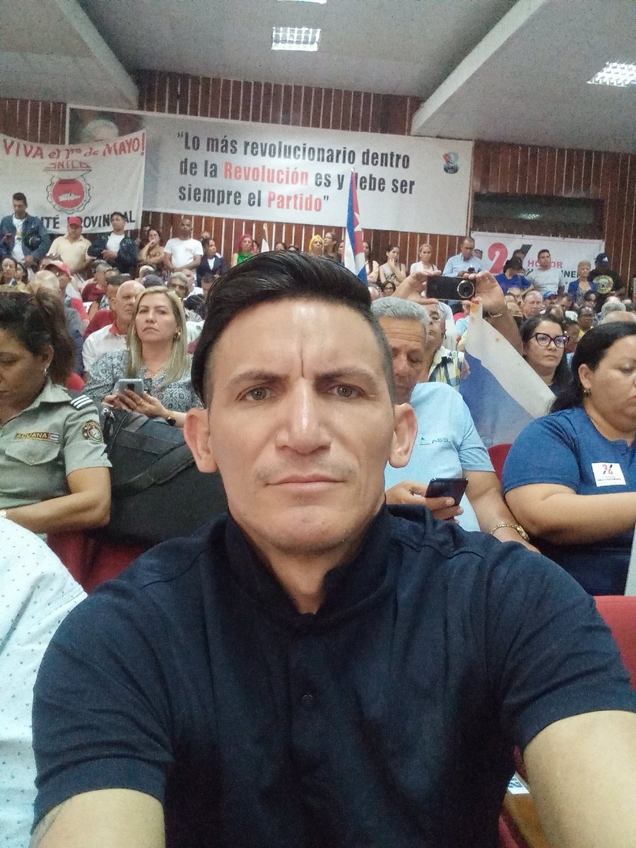 #Somosartistasaficionados #SomosCulturaHolguín #HolguinSi #HonorHolguinero <a href="/AlpidioAlonsoG/">Alpidio Alonso Grau</a> <a href="/DiangoGonzalez/">Diango Gonzalez</a> <a href="/DiazCanelB/">Miguel Díaz-Canel Bermúdez</a> <a href="/ManolihaHolguin/">Manuel F Hernández Aguilera</a> <a href="/MMarreroCruz/">Manuel Marrero Cruz</a> <a href="/QueipoRuiz/">Joel Queipo Ruíz</a> <a href="/TapiaYoandra/">Yakelin Yoandra Tapia Aguilera</a> Las Autoridades del PCC y Gobernación se reúne con Trabajadores para  reafirmar los Ciber combatientes