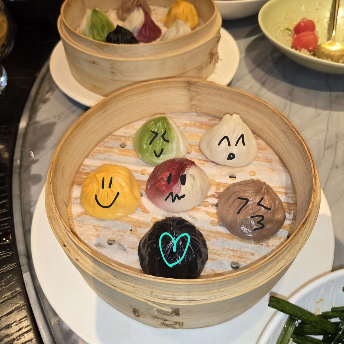 heartsmyana's tweet photo. 250407 위버스 포스트 #에이나 

하츄~~><
저희가 다 같이 처음으로!!! 중국 상하이에 와서 중국 하츄분들이랑 재밌는 추억을 많이 만들었어요🤭💖
중국도 처음이라 너무 설레고 기대했었는데요!
기대 이상으로 하츄분들이 너무 잘 반겨주시고ㅎㅎ🩵🩵
음식들도 너무 맛있고!! 저녁에 야경도 보러 갔었는데 넘넘 이쁘고 멋졌어요🥹💞
첫 중국 팬사인회였는데 이렇게 좋은 추억 만들어줘서 고마워요 하츄🫶중국 자주자주 올게용~😘
하츄들도 저희보러 와주실거죠?!?!?ㅎㅎㅎㅎ
그리구!! 빌리빌리 사옥에도 방문하게 되어서 너무 좋았어요🙈
직원분들도 저희를 너무 반겨주시고 챌린지도 같이 해주셔서 감사했습니다아💝
1박2일 너무 짧아서 아쉽지만,,, 너무 재밌구 좋았습니닷😆🍀
다음에도 중국 하츄분들 보러 많이 갈게용~~우리 하츄들 짱🩵🫶💞