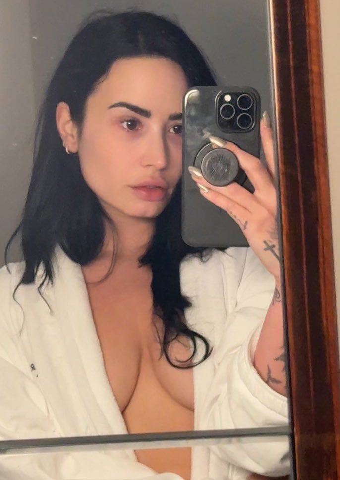 lowrizejeans's tweet photo. DEMI!!!!! https://t.co/kJgRDXrU2h