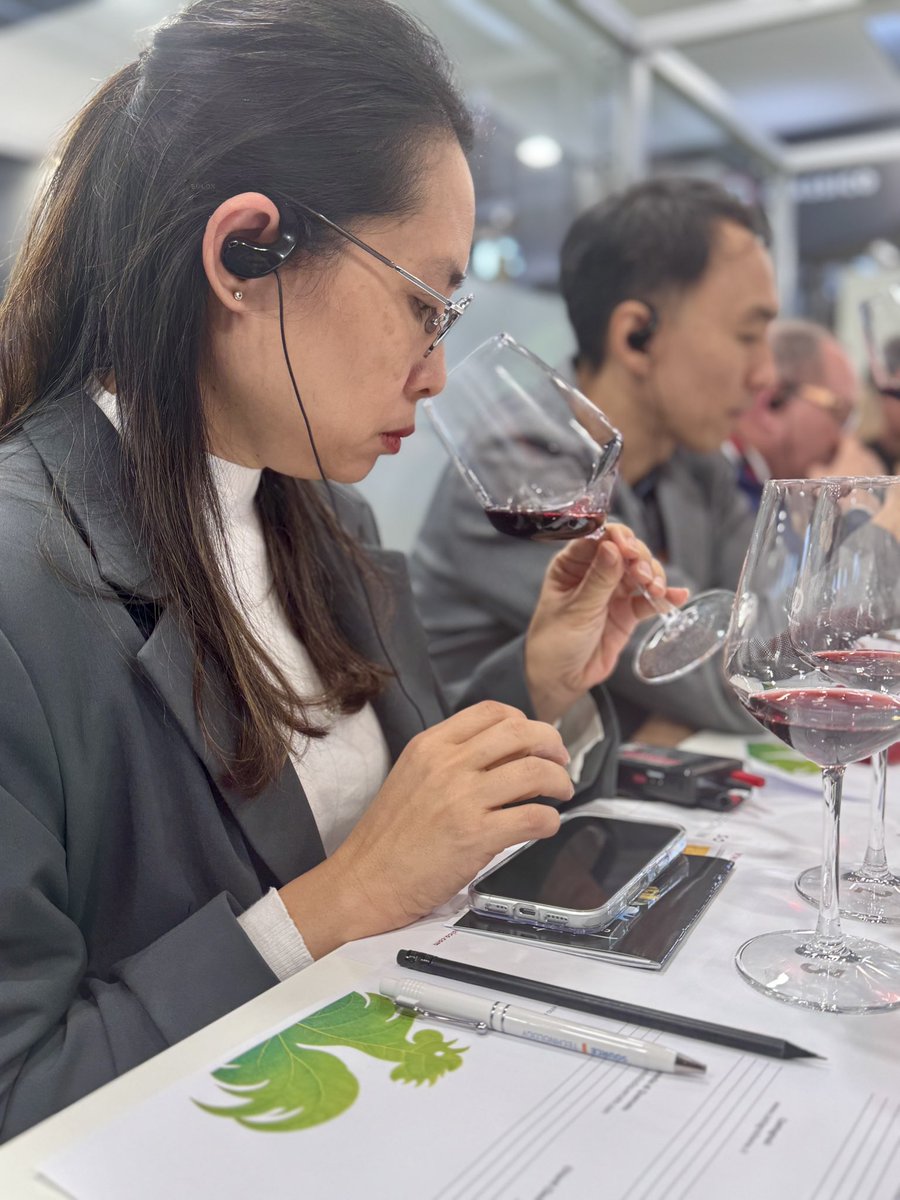 Riccardo Margheri ha accompagnato il pubblico del nostro stand in un viaggio tra tre espressioni in purezza del Sangiovese, cuore e anima del #ChiantiClassico
Una degustazione che ha esaltato eleganza, identità e l’incredibile forza di questo vitigno in tutte le sue sfumature.