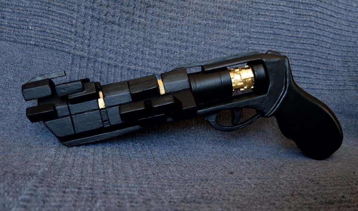_lilampki's tweet image. I made the SERVICE WEAPON 🔻

don&apos;t own a 3D printer but needed a prop for my faden cosplay next month, so...my first time making a prop/weapon from EVA foam! 

it&apos;s kinda wonky and not very smooth [same lol] but i made it with my own, weird, double jointed hands

#ControlRemedy