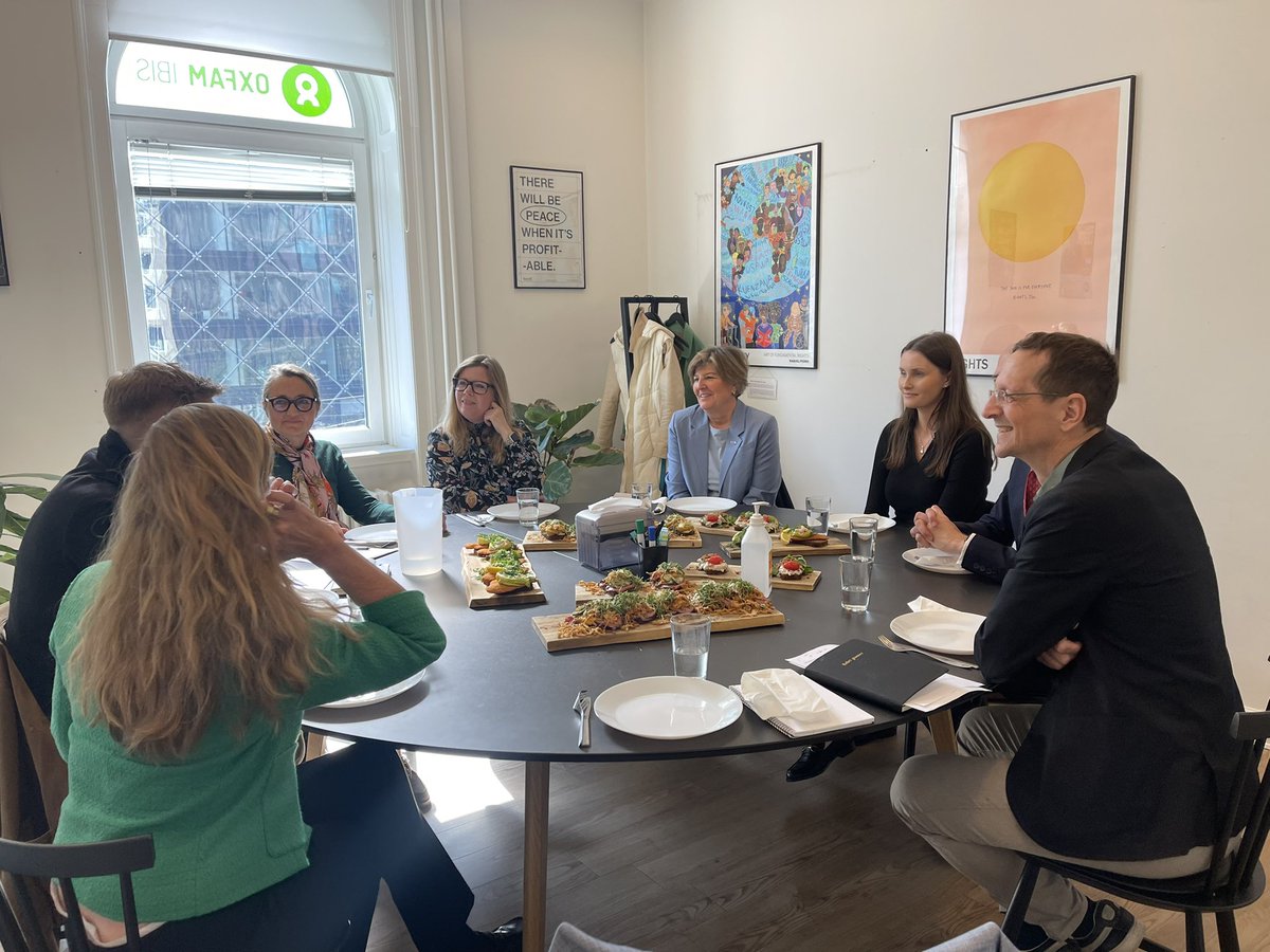 Vi var glade for at kunne være værter for et frokostmøde med <a href="/GPforEducation/">Global Partnership for Education</a> næstformand Christine Hogan og gode civilsamfundspartnere i dag. Emnerne var mange: pres på bistanden, partnerskaber, klimauddannelse, faglig uddannelse og hvordan vi sikrer stærke uddannelsessystemer.