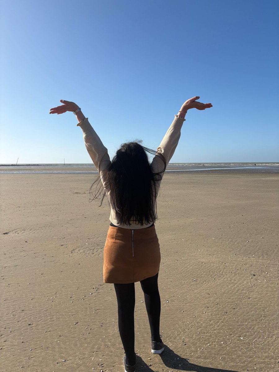 lecheikhaposat's tweet photo. 🚨 Comme si je vivais en Iran, ma famille m’a forcée à porter un hijab à l’âge de 5 ans. J’allais avoir tout juste 6 ans dans quelques mois. 

C’était un hijab blanc, satiné et fleuri. Je me souviens de lui comme si c’était hier, juste avant de commencer l’école. Bien que je sois née en Europe, un pays libre ayant signé la charte des droits de l’homme, j’ai été contrainte de suivre les règles de l’islam, sans que personne ne s’en indigne. D’autres filles vivaient exactement la même chose.

En plus du hijab, je devais porter des vêtements longs couvrant tout mon corps, même en été. L’islam opprime les femmes partout dans le monde, pas seulement en Iran ou en Afghanistan. En Occident, ce sont souvent les familles elles-mêmes qui imposent cette oppression, avec un impact psychologique profond. La famille devrait être un refuge, un socle de stabilité émotionnelle et affective,  mais l’islam détruit ces dynamiques.

Choisir de se libérer, c’est aussi faire le choix de se guérir. Je témoigne pour montrer que l’islam est une religion destructrice, source de haine et de rage. C’est pour cela que ses adeptes sont souvent instables, agressifs, et tombent dans la délinquance.

Parce que ce n’est pas seulement une histoire de hijab. C’est la manière dont la femme est considérée dans l’islam, et cela se rejoue dans les familles. Nous sommes considérées comme impures par nos propres parents dès l’arrivée de nos règles, qui débutent entre 12 et 14 ans. Imaginez la souffrance émotionnelle, psychologique, et même physique.

Je suis libre depuis des années maintenant. J’ai les cheveux au vent. Je suis fière d’être une femme. Je suis pour la liberté de la femme sans être féministe radicale, je remercie les hommes qui nous soutiennent, qui sont les piliers sur lesquels nous pouvons nous reposer, quand nous avons passer une partie de notre vie à lutter pour être libre. Pour moi la liberté a coûté cher, mais elle valait le prix du sacrifice. 🌸🌹