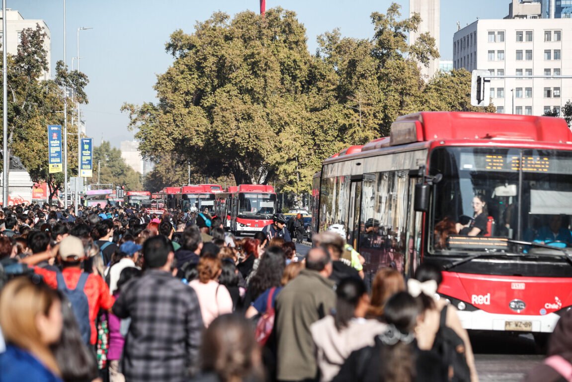 Federación de Sindicatos de Metro (@somosfesimetro) on Twitter photo FESIMETRO solidariza con las y los usuarios afectados por la falla en Línea 1 del Metro. Exige que la Gerencia de Operaciones de <a href="/metrodesantiago/">Metro de Santiago - #50Años</a> entregue explicaciones a las y los santiaguinos, compensaciones a los afectados y una investigación rigurosa y transparente. FESIMETRO solidariza con las y los usuarios afectados por la falla en Línea 1 del Metro. Exige que la Gerencia de Operaciones de <a href="/metrodesantiago/">Metro de Santiago - #50Años</a> entregue explicaciones a las y los santiaguinos, compensaciones a los afectados y una investigación rigurosa y transparente.
