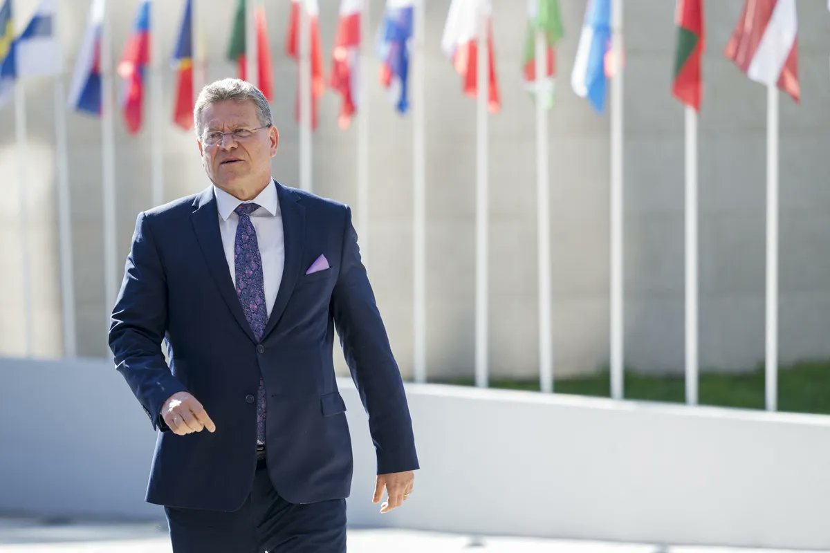Zoe Schneeweiss (@zschneeweiss) on Twitter photo EU trade chiefs close ranks as Trump tariffs jolt global trade bloomberg.com/news/articles/… via <a href="/KowalczeKamil/">Kamil Kowalcze</a> <a href="/europressos/">Jorge Valero</a> EU trade chiefs close ranks as Trump tariffs jolt global trade bloomberg.com/news/articles/… via <a href="/KowalczeKamil/">Kamil Kowalcze</a> <a href="/europressos/">Jorge Valero</a>