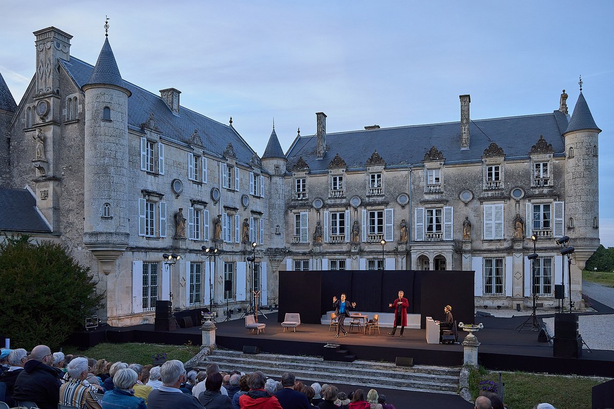 DepVendee's tweet photo. 🎭Le festival de théâtre en plein air Terre-Neuve en Vendée est de retour du 13 au 27 juin !

Au-delà des 7 représentations prévues au @CTerreNeuve à Fontenay-le-Comte, 2 soirées "hors les murs" sont organisées au château de Commequiers et au château du Parc Soubise, à Mouchamps. https://t.co/TfaYD9ll9v