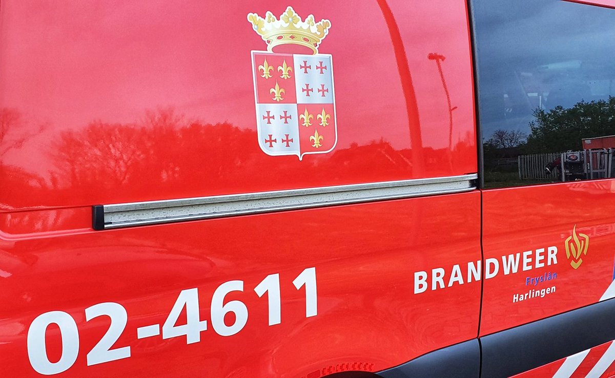 Persoon te water bij Hermeskade Harlingen