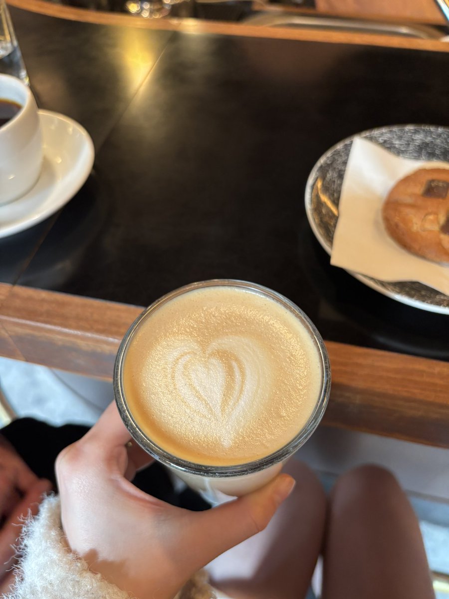 bmoon_07's tweet photo. 渋谷にあるfuglen tokyo☕️
コーヒーとラテおいしかった〜 https://t.co/0QYhyg2n9d